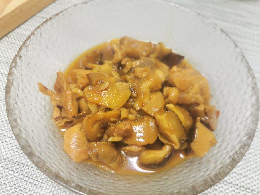 冬菇滑鸡煲：鸡肉烧得鲜嫩爽滑，这方法管用！