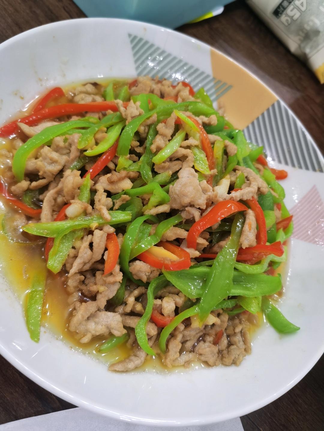 经典的家常菜，青椒炒肉丝，简单的食材也能做出如此美味