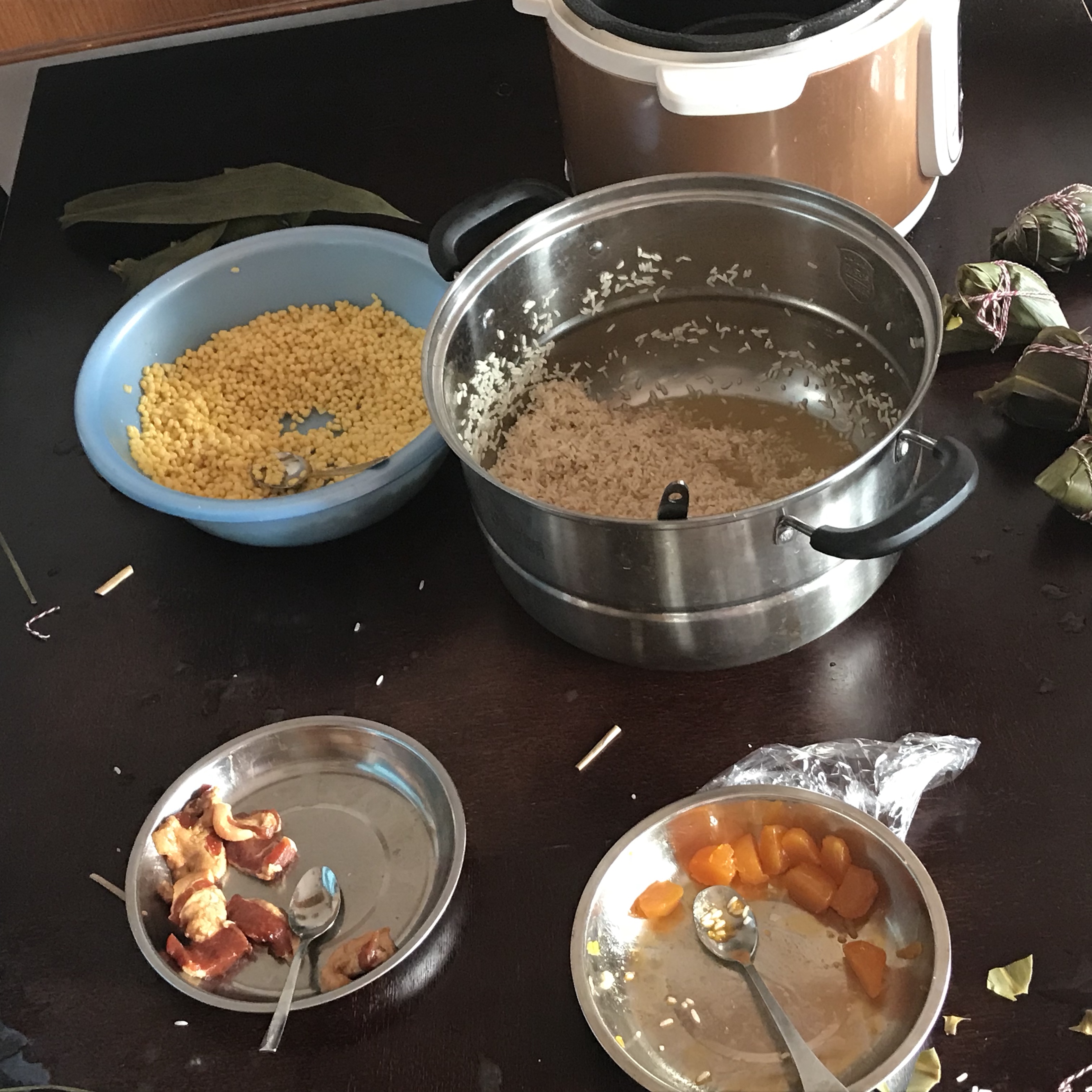 绿豆咸蛋肉粽的做法 步骤1