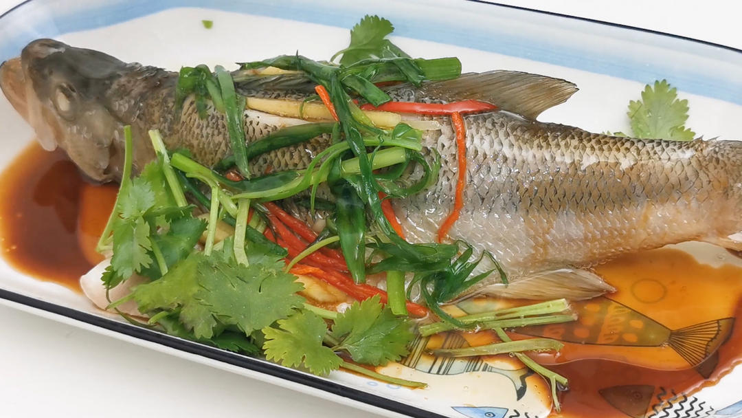 学会清蒸鲈鱼的正确做法，鱼肉鲜嫩无腥味，做法简单，超级好吃。