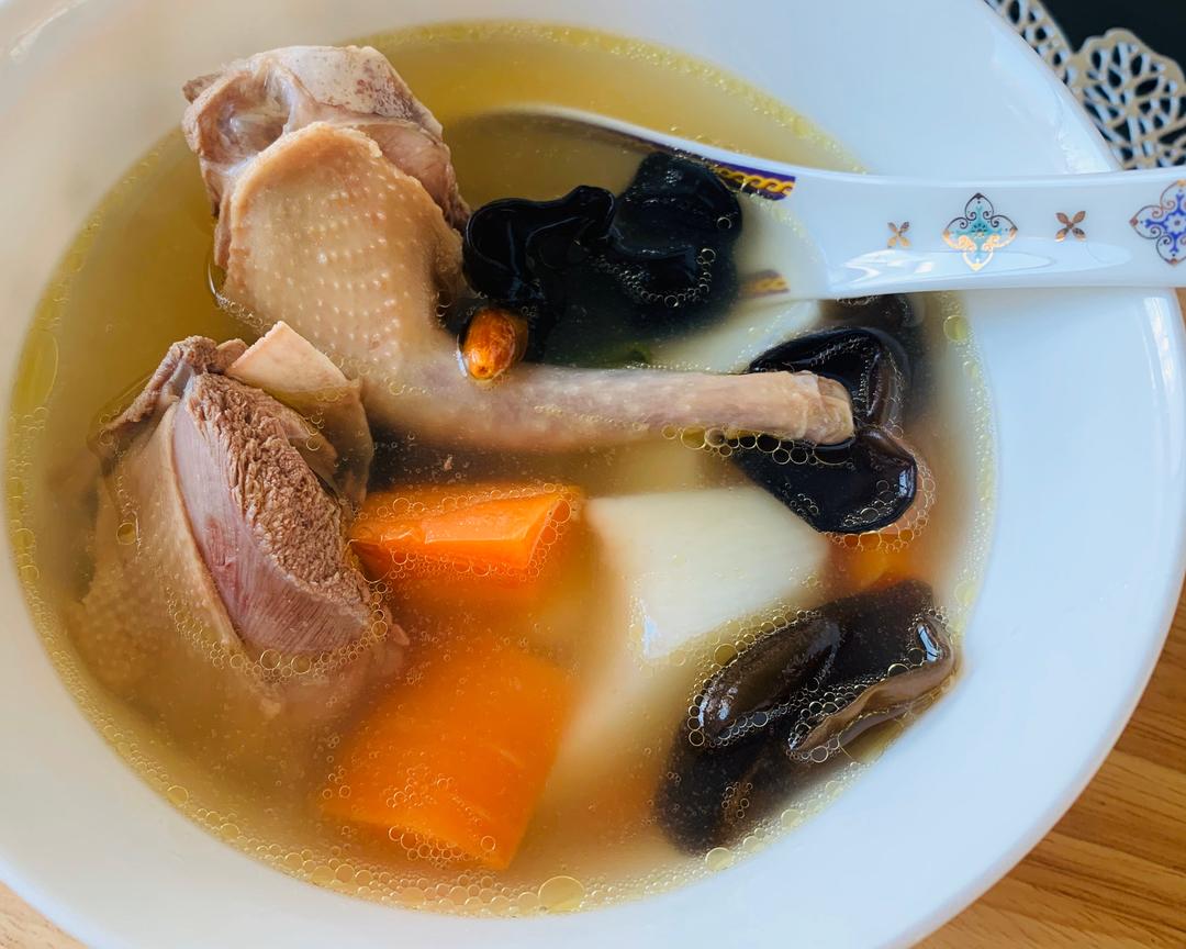 春季煲汤～山药黑木耳乳鸽汤