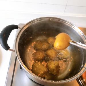 不用烤箱的超级香气黄油烤土豆的做法 步骤3