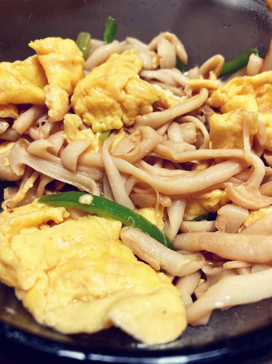 夏天好吃到爆的炒海鲜菇