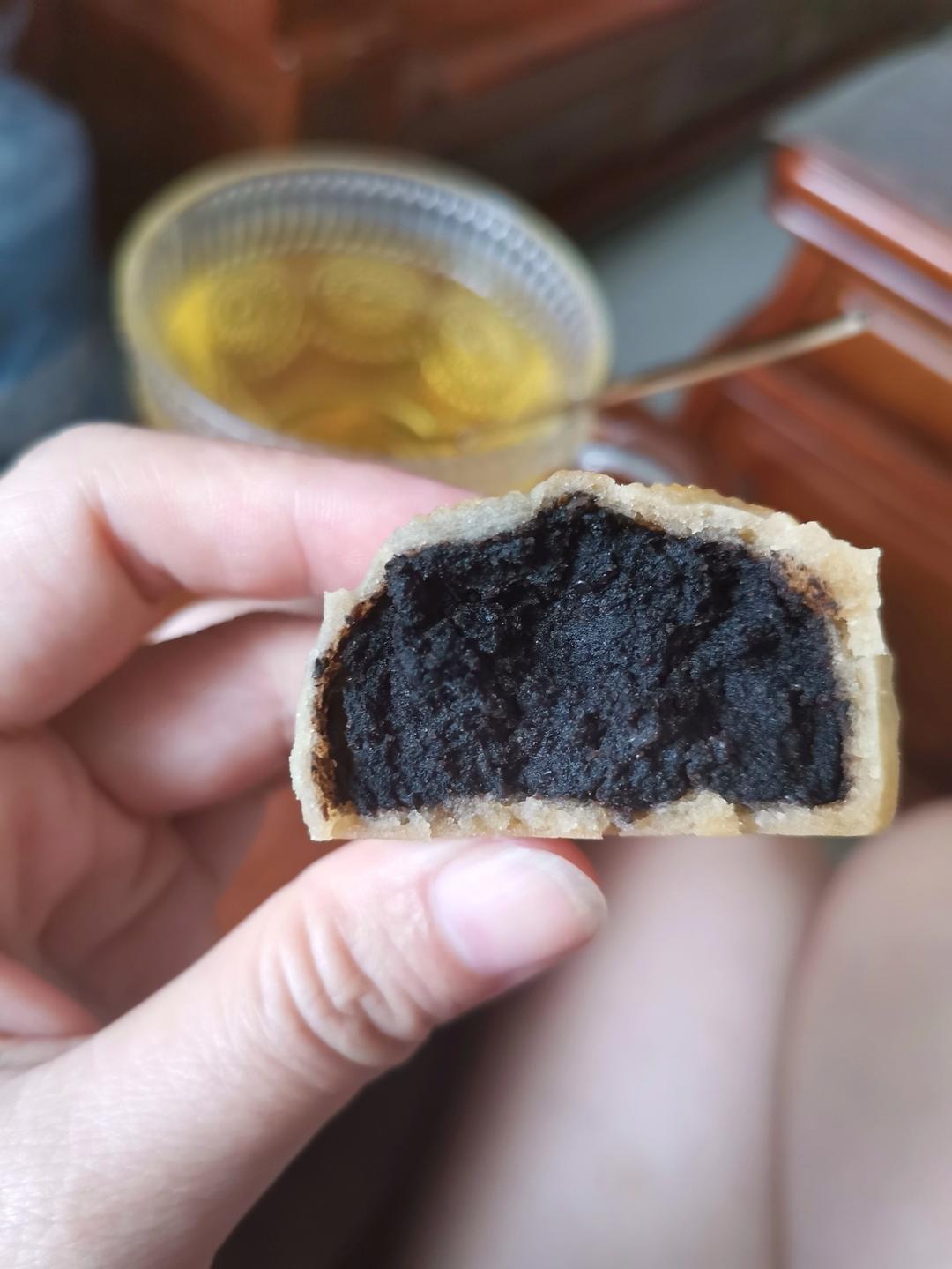 黑芝麻蛋黄月饼