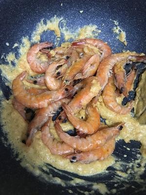 金沙咸蛋黄虾（简单又好吃）的做法 步骤7
