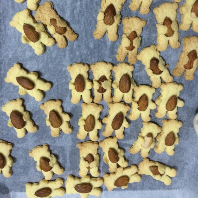抱杏仁的小熊（造型饼干）
