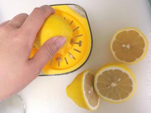 酸甜可口柠檬酱汁鸡胸肉-【健康小食菜】的做法 步骤2