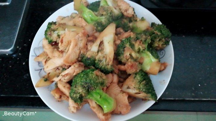 鸡胸肉炒西兰花