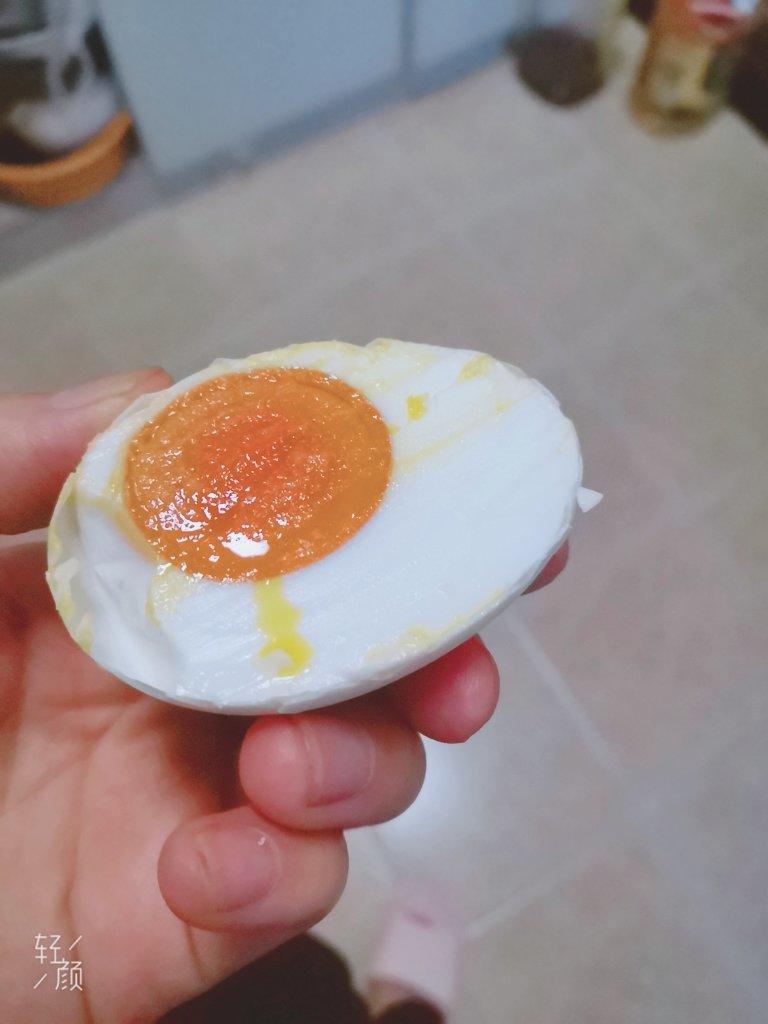 金黄流油的咸鸭蛋