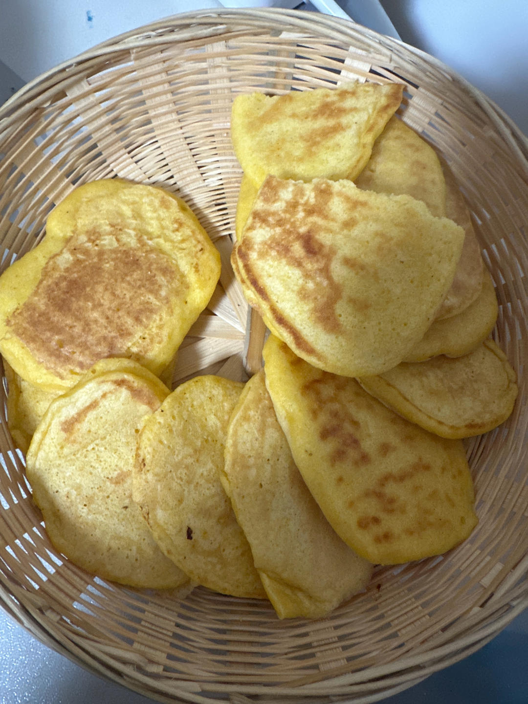 手不沾面做松软的玉米面小饼