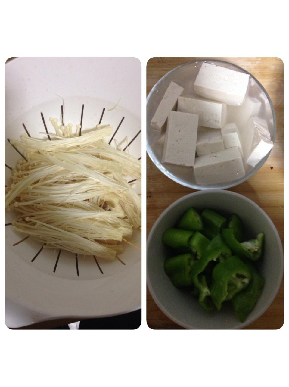 金针菇烩豆腐的做法 步骤1
