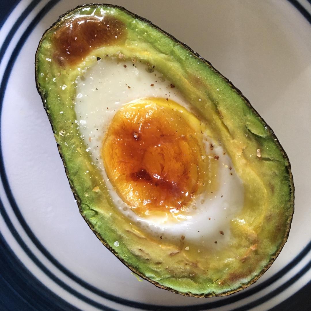 牛油果烤鸡蛋