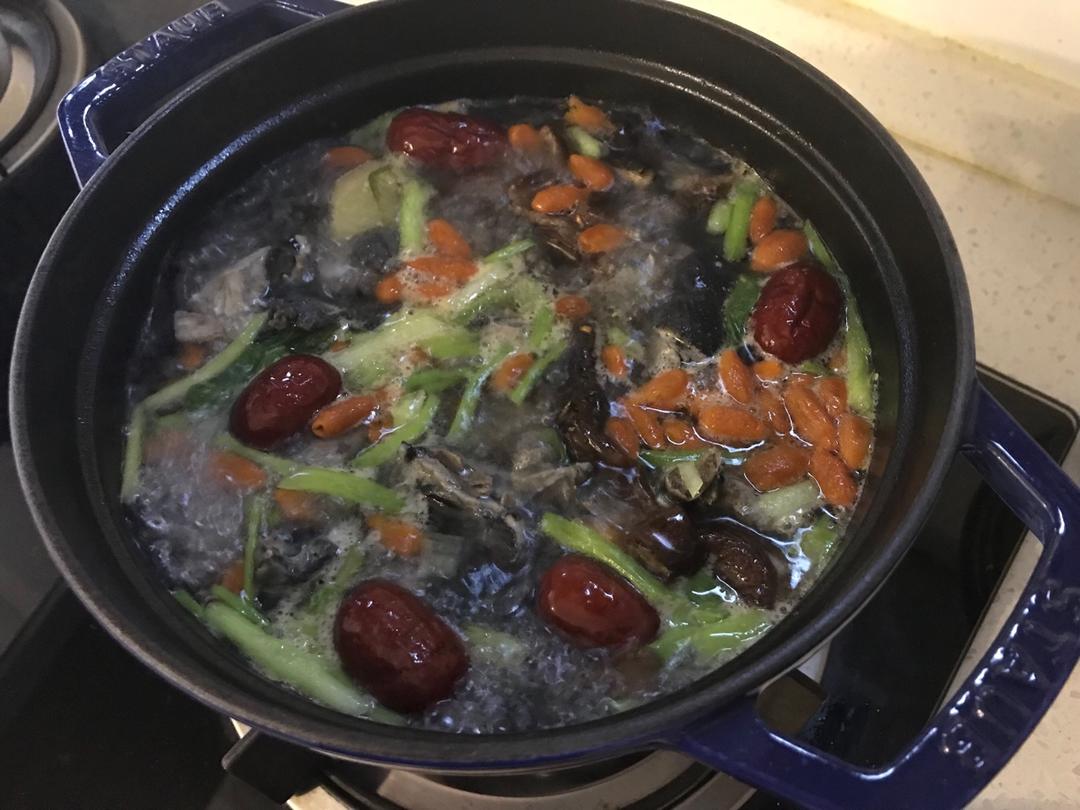 枸杞红枣乌鸡汤