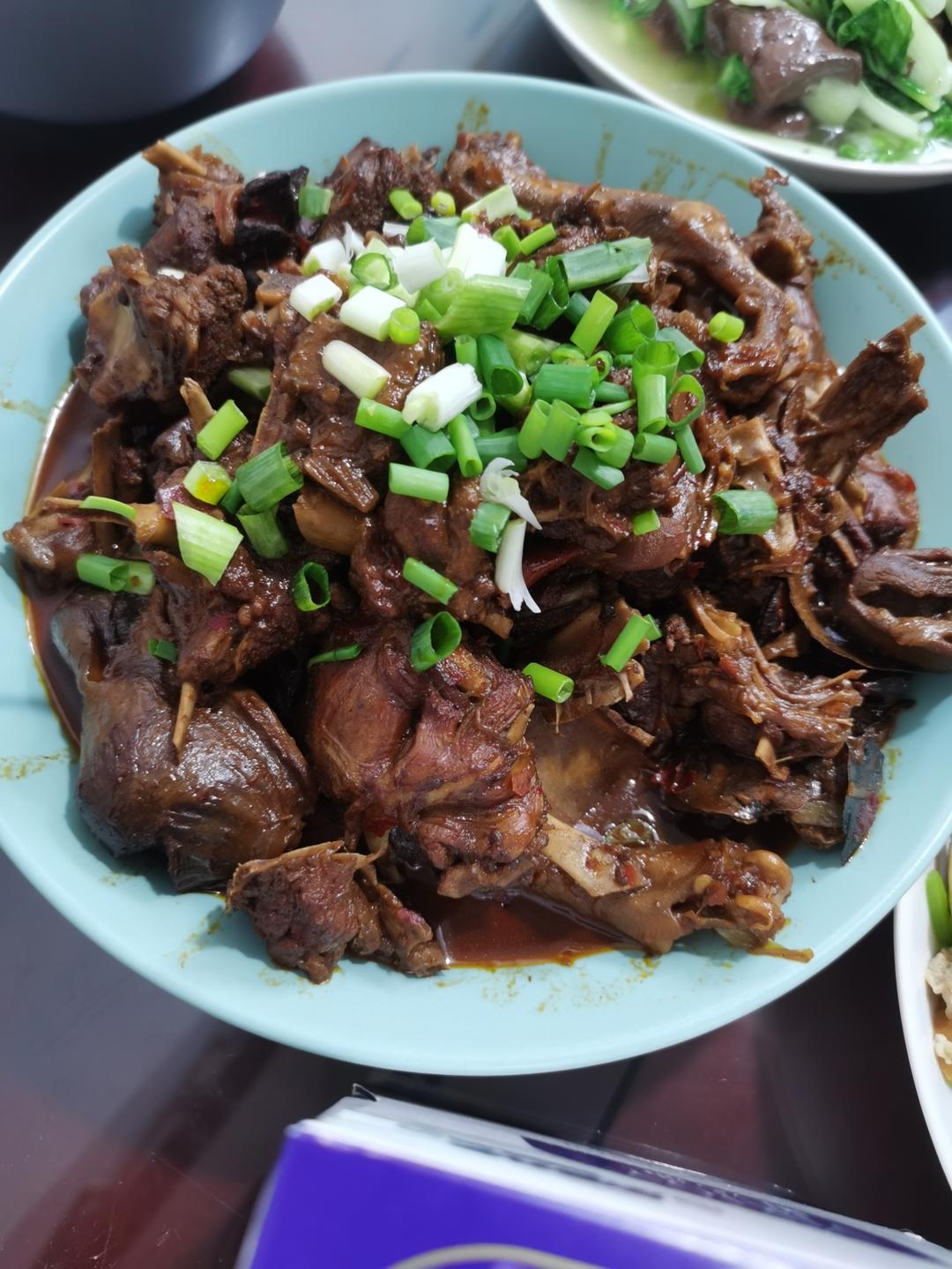 传统正宗的啤酒鸭配方和做法，鲜嫩香浓，只需炒千万不要焯水