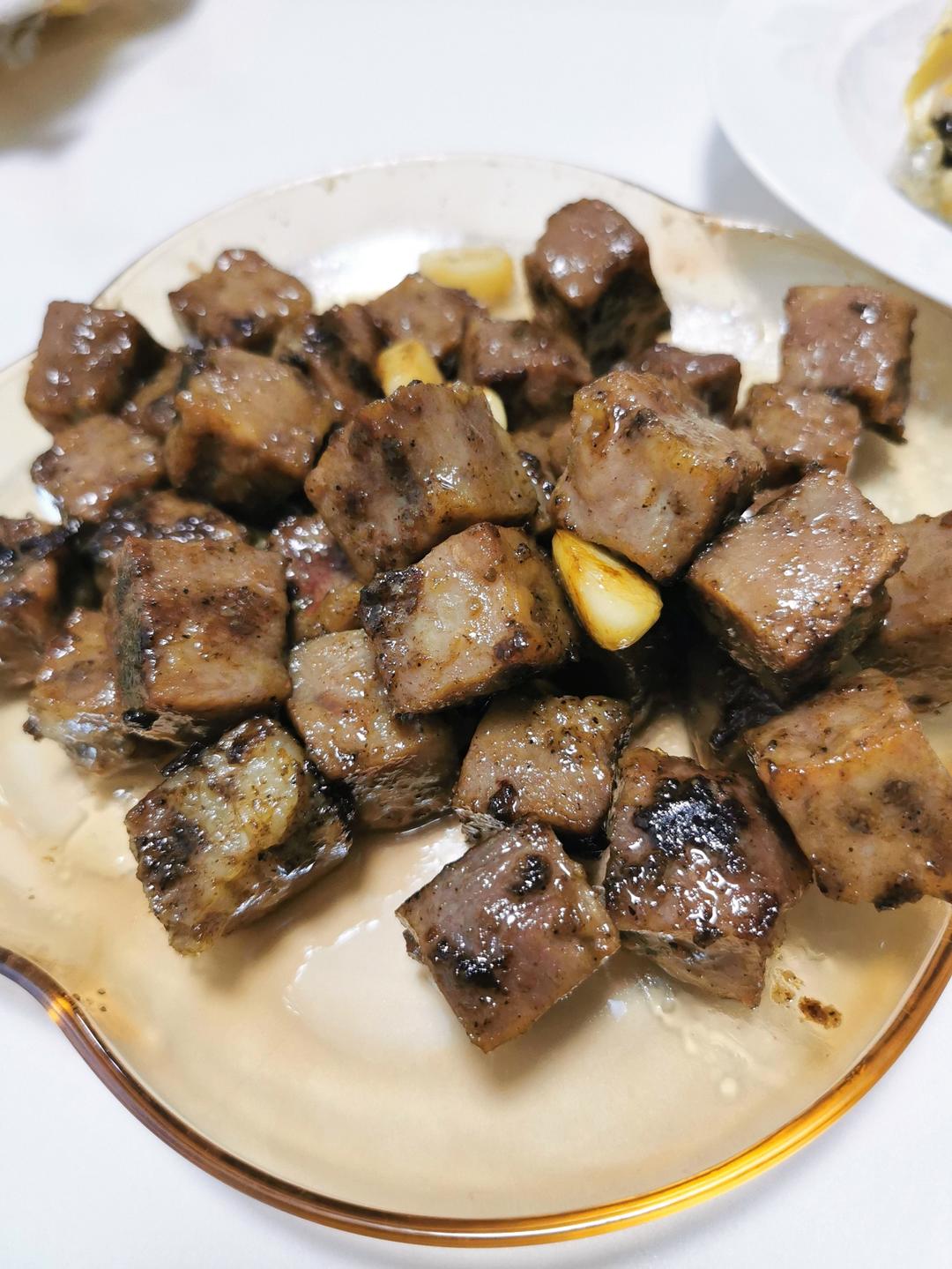 好吃到舔盘的蒜香黑椒牛肉粒