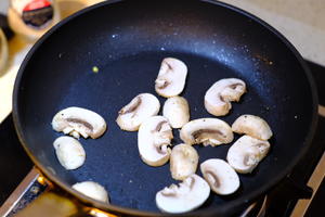 香蕉牛奶银耳羹|血糯米果干饭团+口蘑炒蛋的做法 步骤11