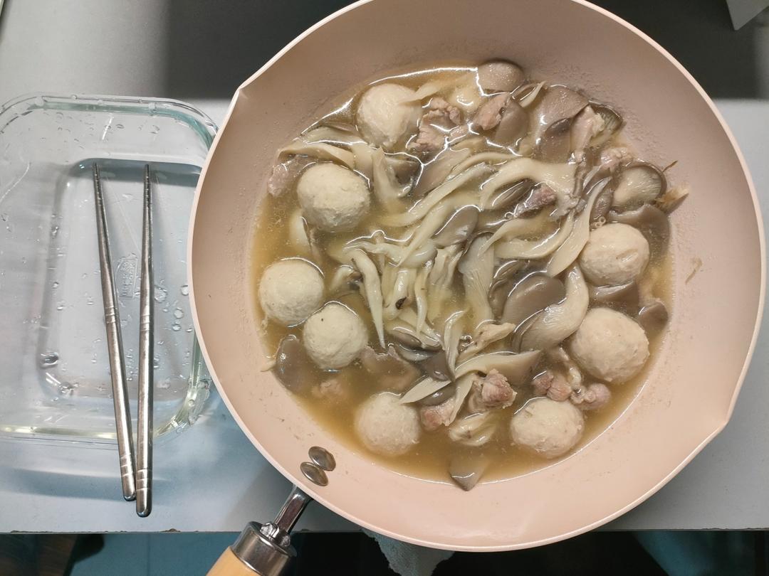 10分钟鲜掉眉毛的平菇肉片汤