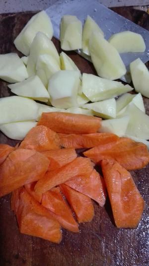 红萝卜焖土豆，素的做法 步骤2