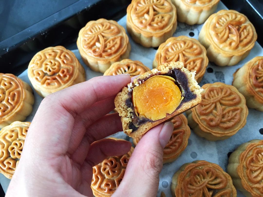 广式月饼—蛋黄莲蓉月饼