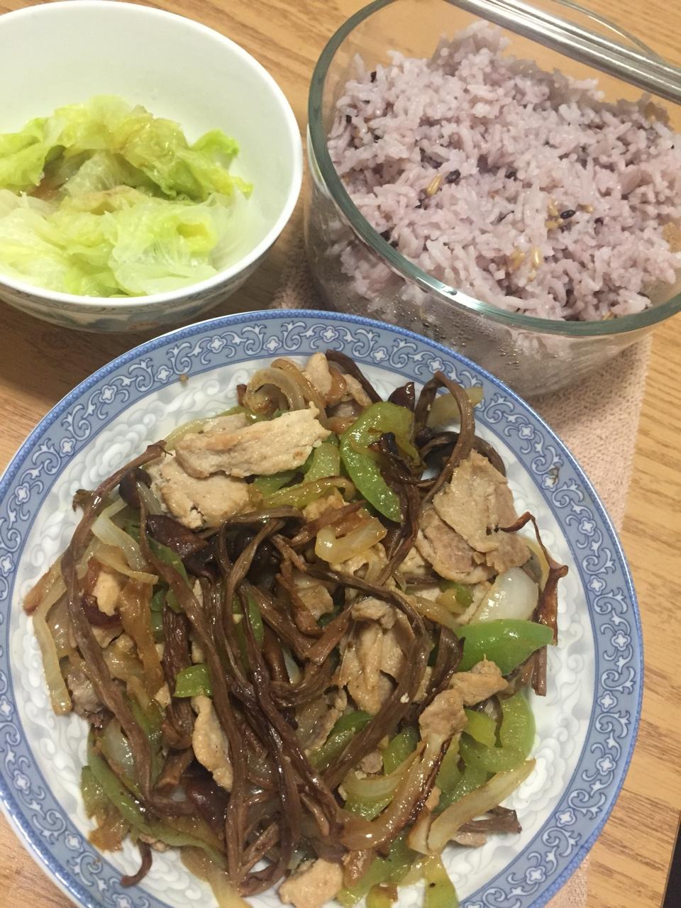 五花肉干锅茶树菇