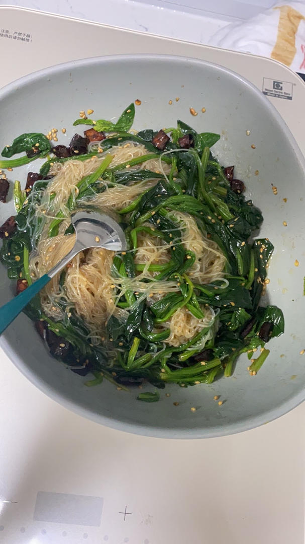 开胃爽口又营养的菠菜拌粉丝