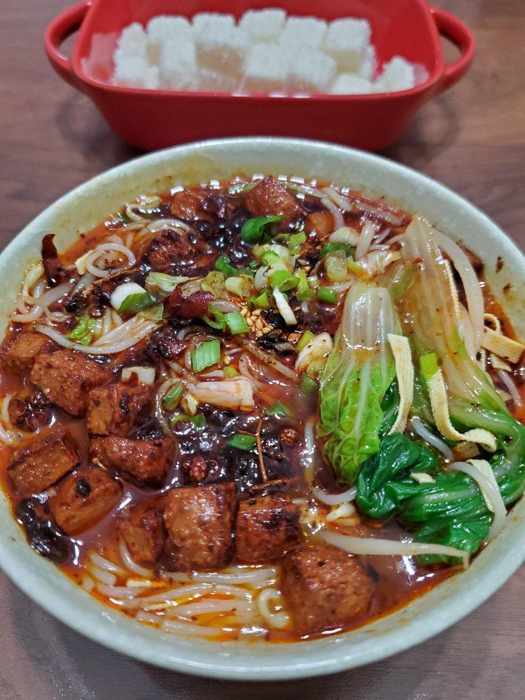 秒杀路边摊—麻辣红油米线