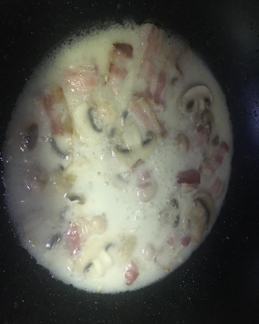 白蘑菇奶油培根意面
