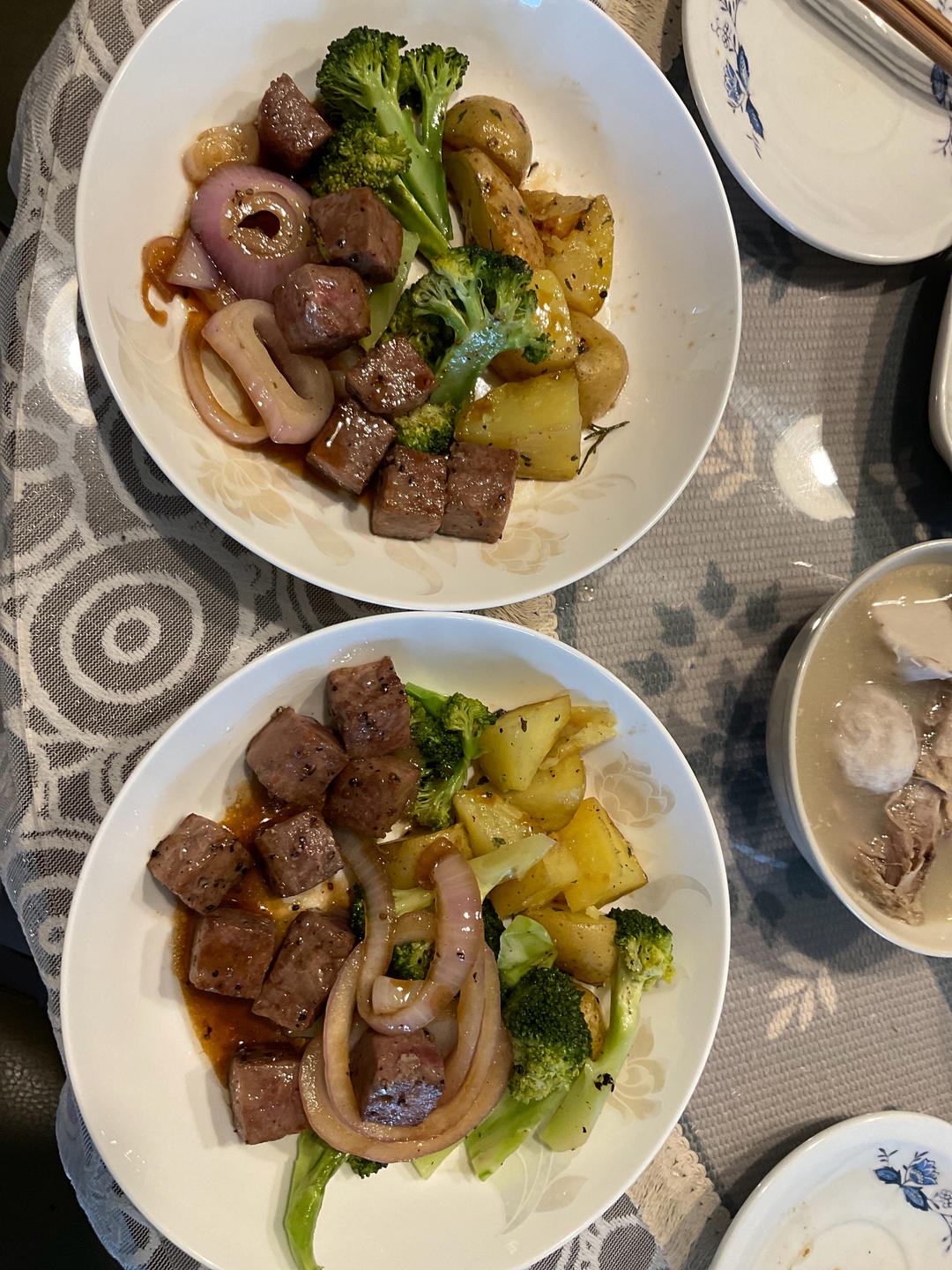 香煎雪花牛肉粒和青豆酱