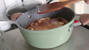 虾仁豆腐蟹味菇汤的做法 步骤4