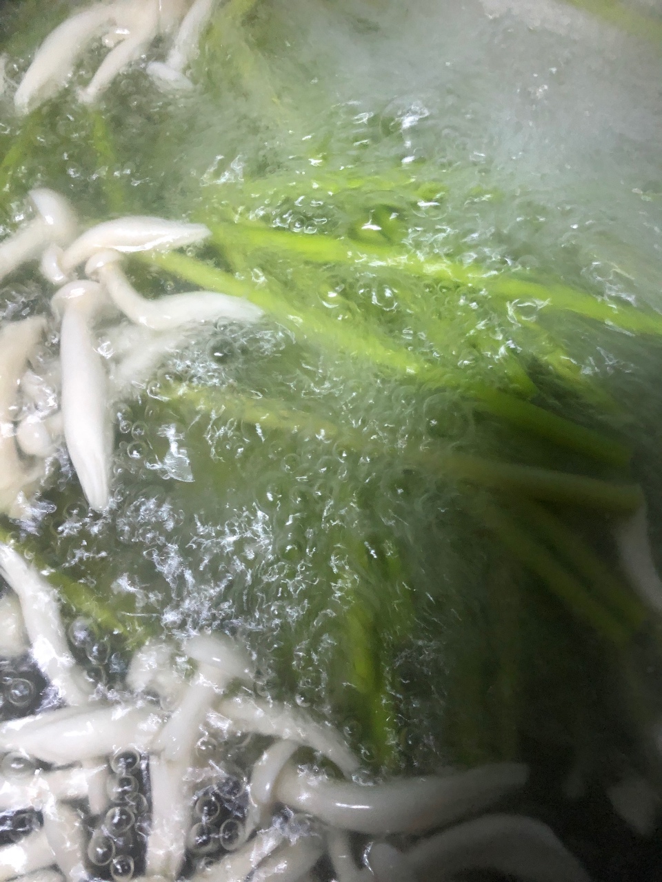 解锁蒜苔新吃法～凉拌蒜苔白菇的做法 步骤2