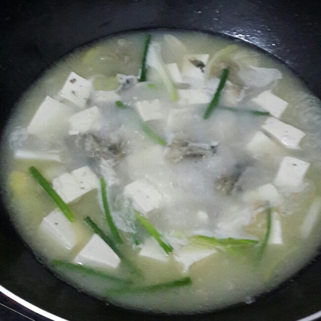 鲫鱼头豆腐汤