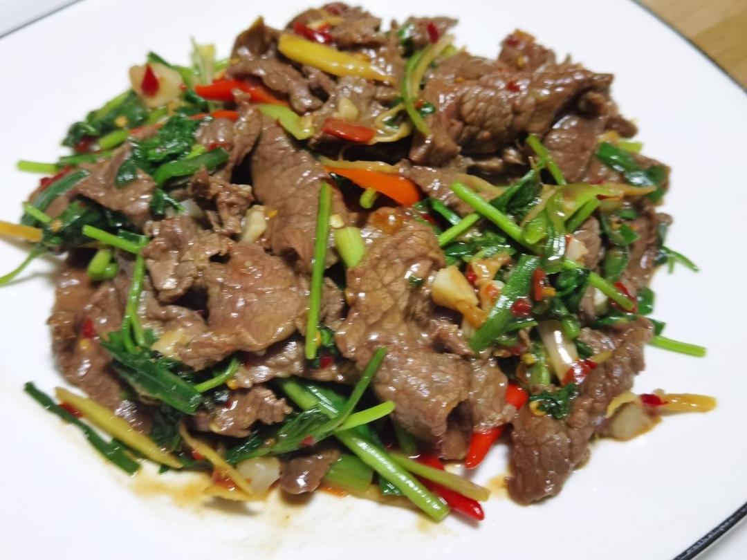 〈小炒黄牛肉〉，这个太好吃了。欣小厨 😉