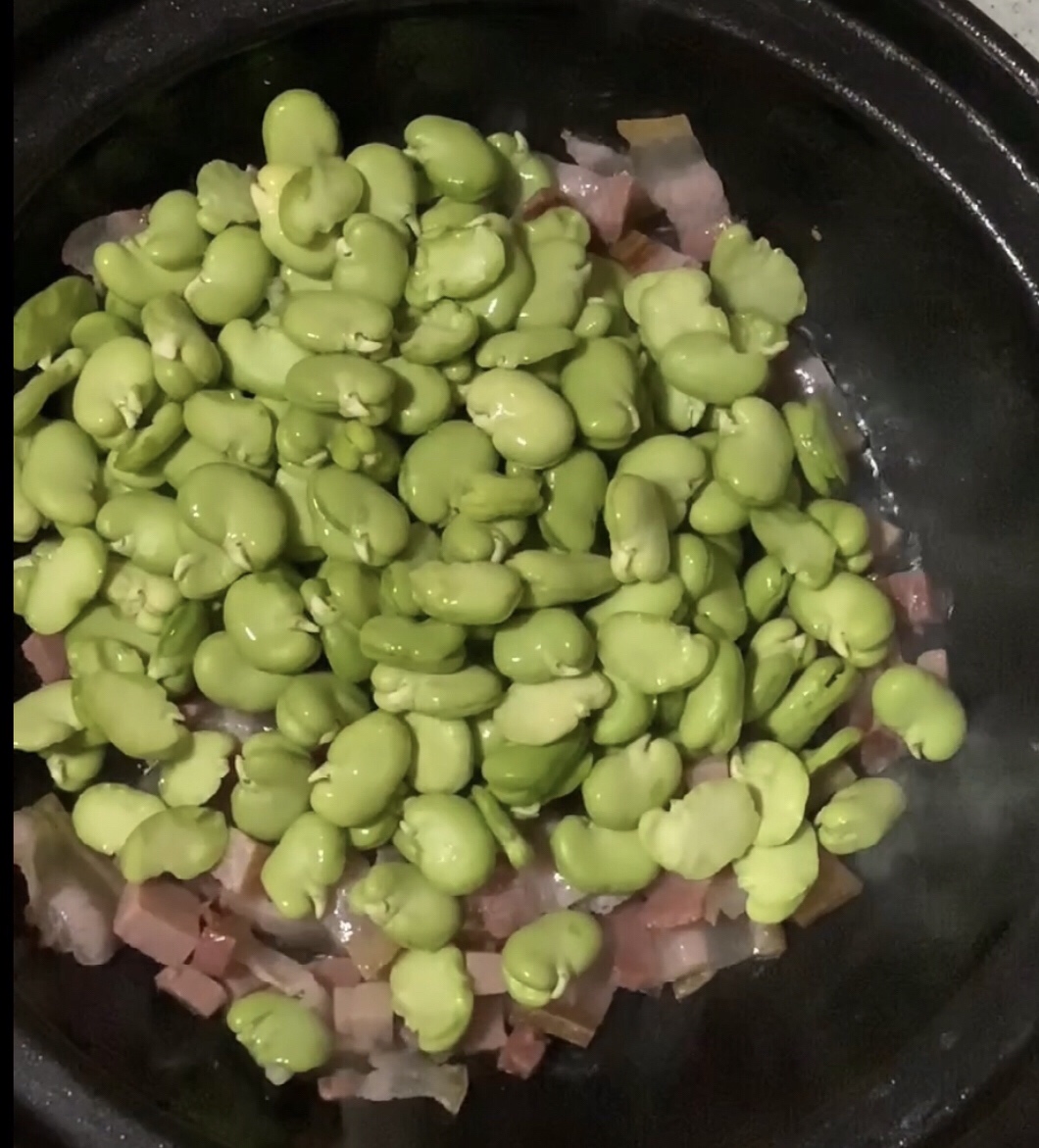 蚕豆焖饭的做法 步骤4