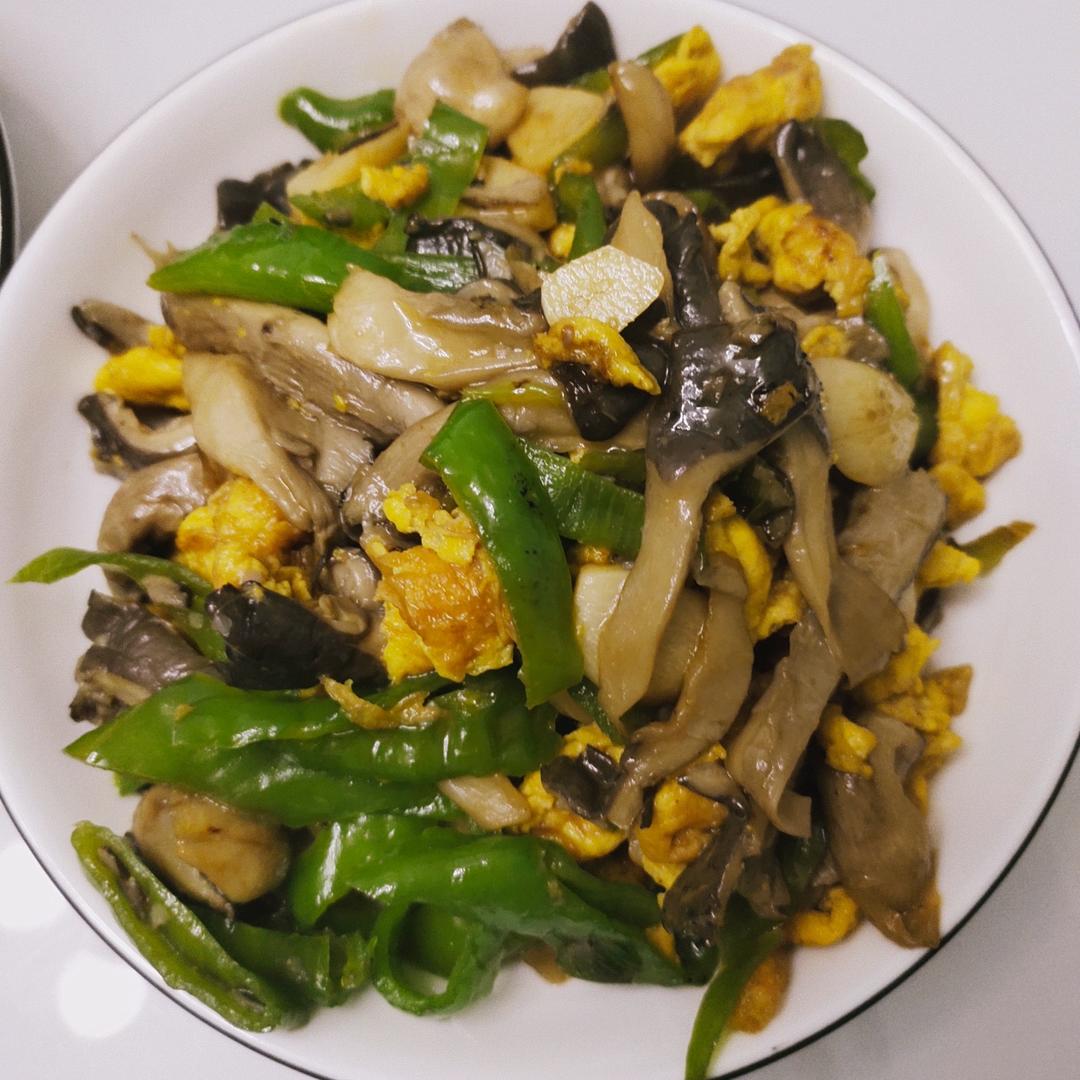 平菇青椒炒鸡蛋 好吃又营养的超快手家常菜