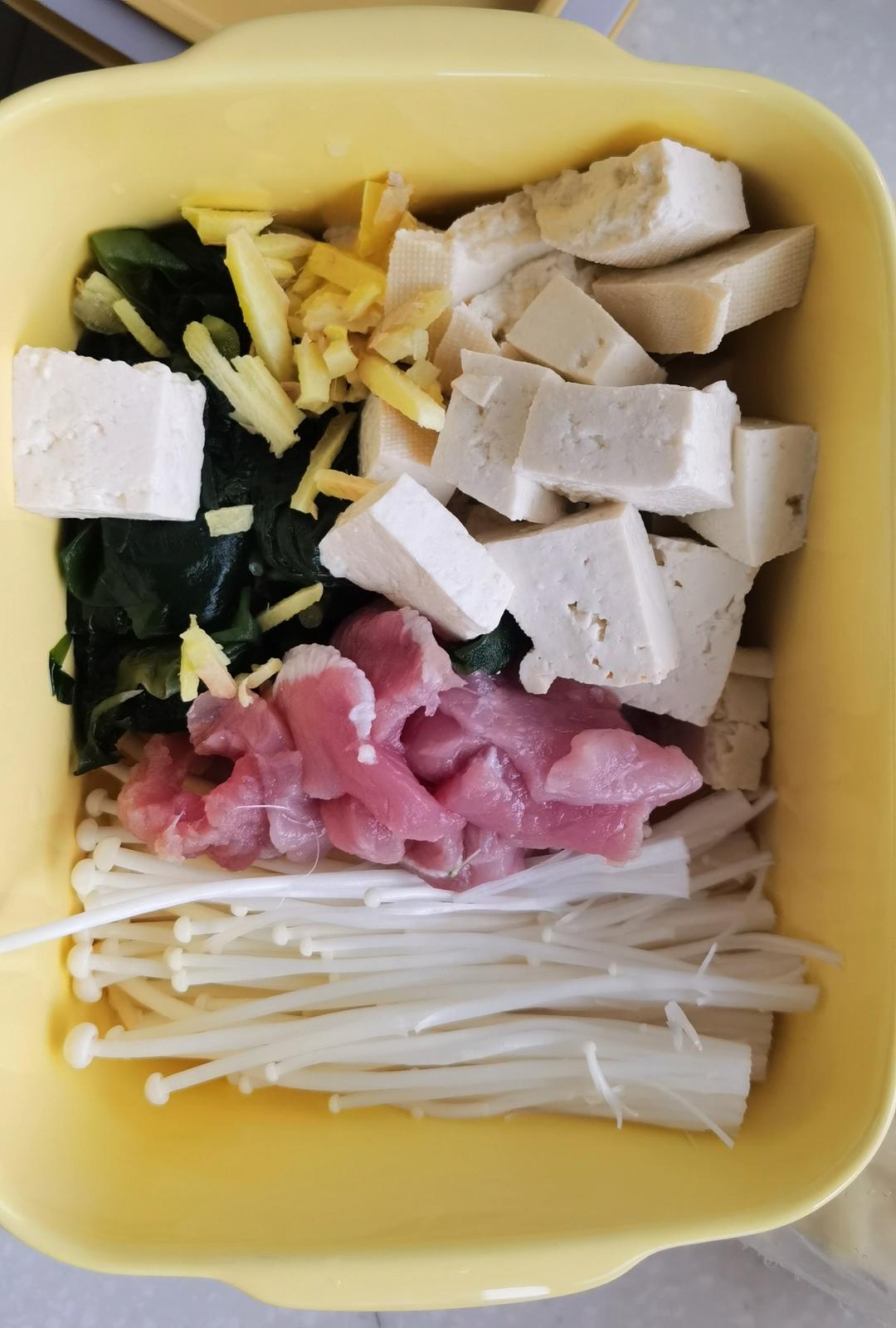 海带豆腐金针菇瘦肉汤+小米蒸肉丸+菠菜蛋羹【4月北鼎蒸炖锅食谱】