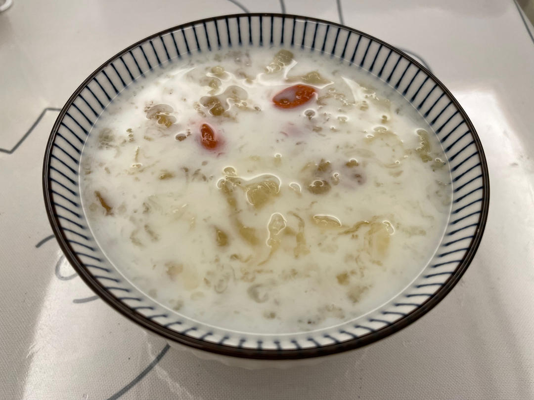 《桃胶皂角米雪燕银耳牛奶羹》据说一碗等于敷30片面膜的功效