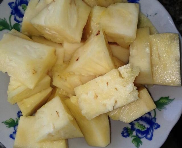 巧削菠萝的做法