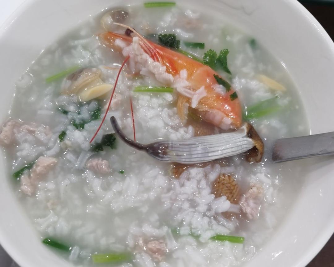 泥虫花甲鲜虾瘦肉粥的做法