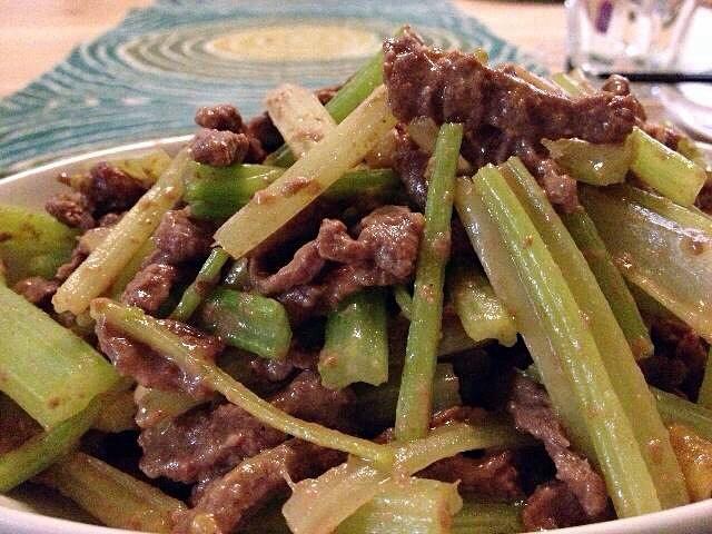 野山椒香芹炒牛肉的做法