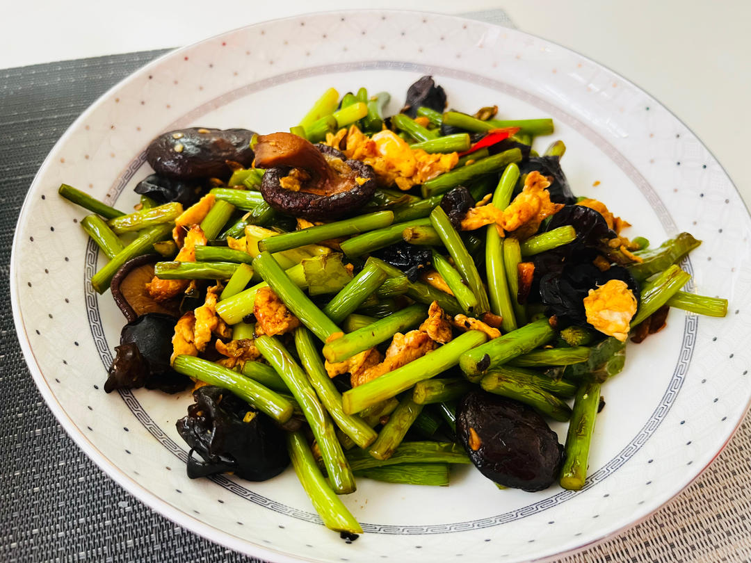 蒜苔木耳炒鸡蛋