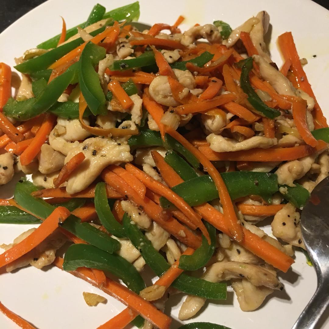 超下饭的青椒胡萝丝炒肉