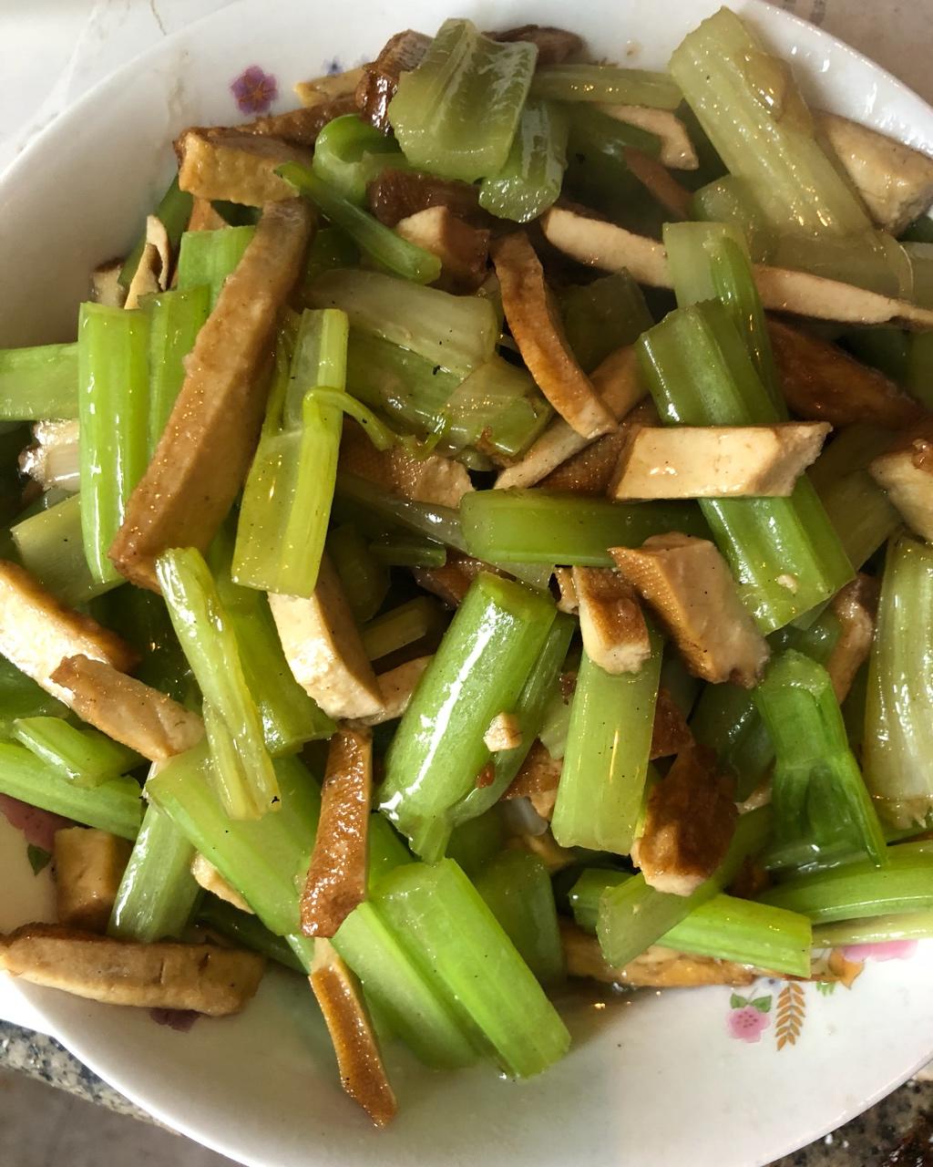 北城-3做的素菜:芹菜炒豆腐干