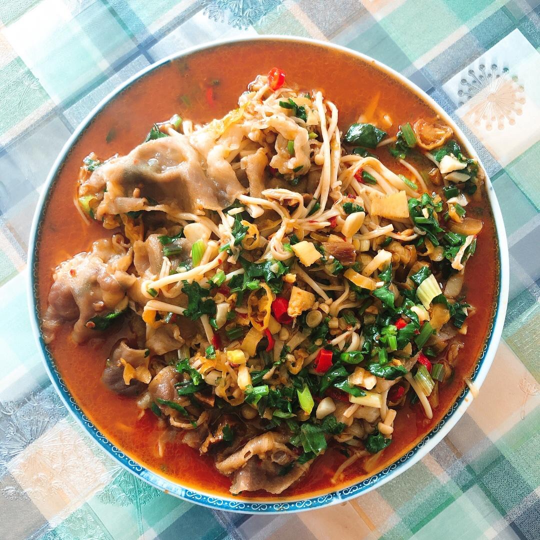 暖阳里的酸汤肥牛金针菇