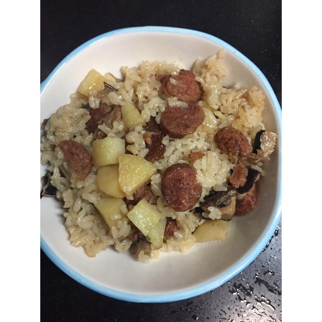 香菇腊肠土豆焖饭