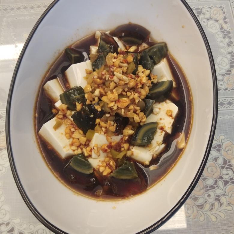 皮蛋伴豆腐的做法