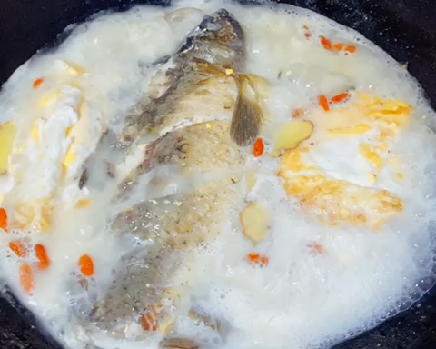 奶白鲫鱼汤（无比鲜美、简单家常菜）的做法 步骤4