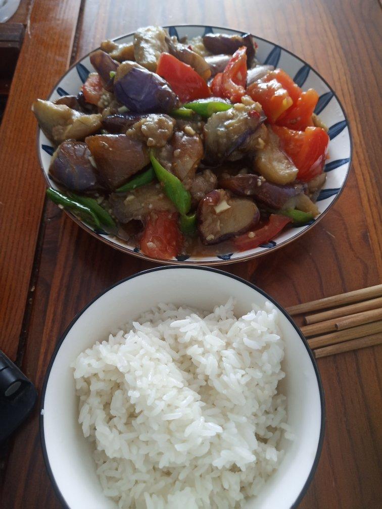 红烧茄子（佐西红柿尖椒）