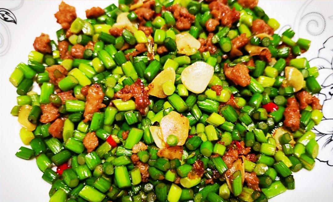 炒苍蝇头（蒜薹炒肉沫）