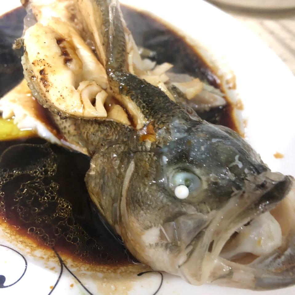 喜欢摄影的美食爱好者做的红烧大黄鱼 清蒸鲈鱼