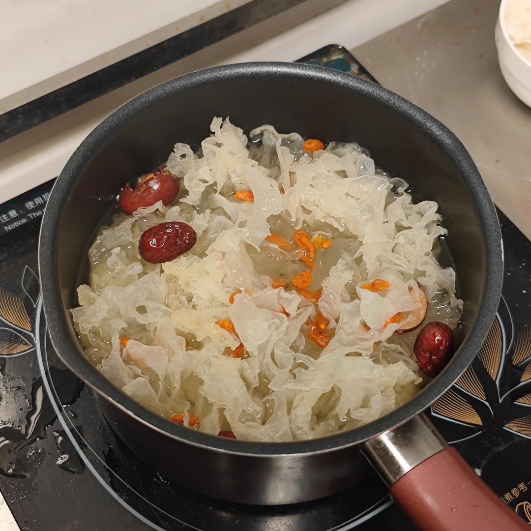 红枣枸杞银耳汤（百分百出胶）